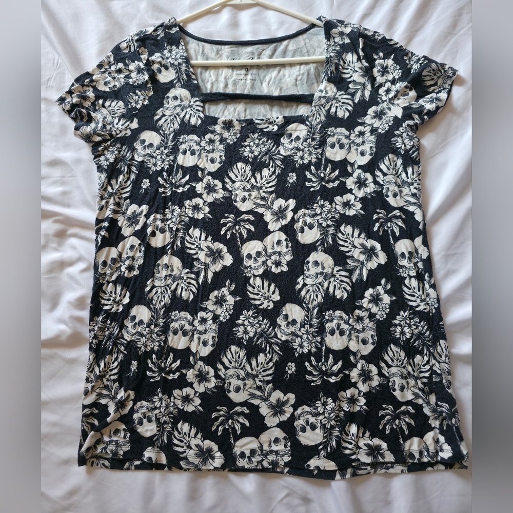 Torrid Black and White Skull Floral Short Sleeve Tee
